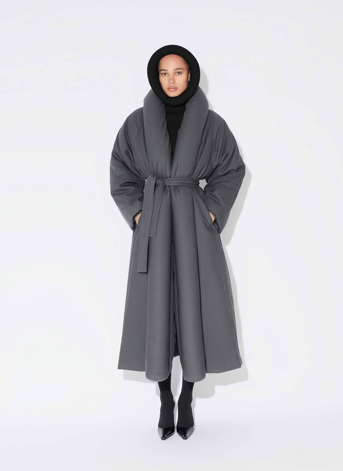 TRENCH TUBULAIRE REMBOURRÉ EN GABARDINE DE COTON  ALAÏA TRENCH TUBULAIRE REMBOURRÉ EN GABARDINE DE COTON  CENDRE